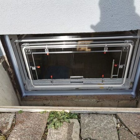 Kellerfenster mit wasserdichter Abdeckung