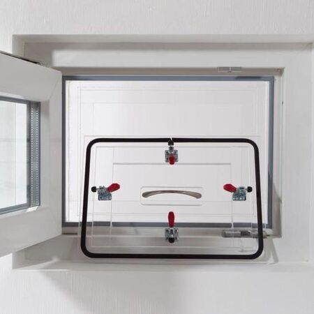 Wasserdichte Abdeckung an ein Kellerfenster gelehnt